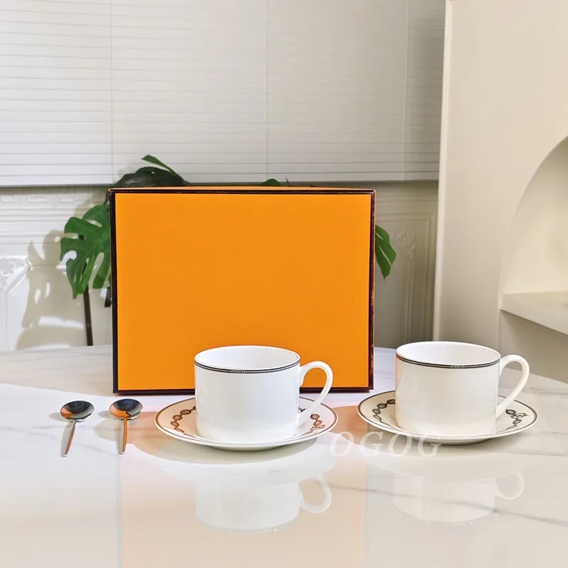 

Европейский роскошный набор кофейных чашек и блюдец из костяного фарфора серая цепочка с ложкой в подарочной упаковке домашняя посуда