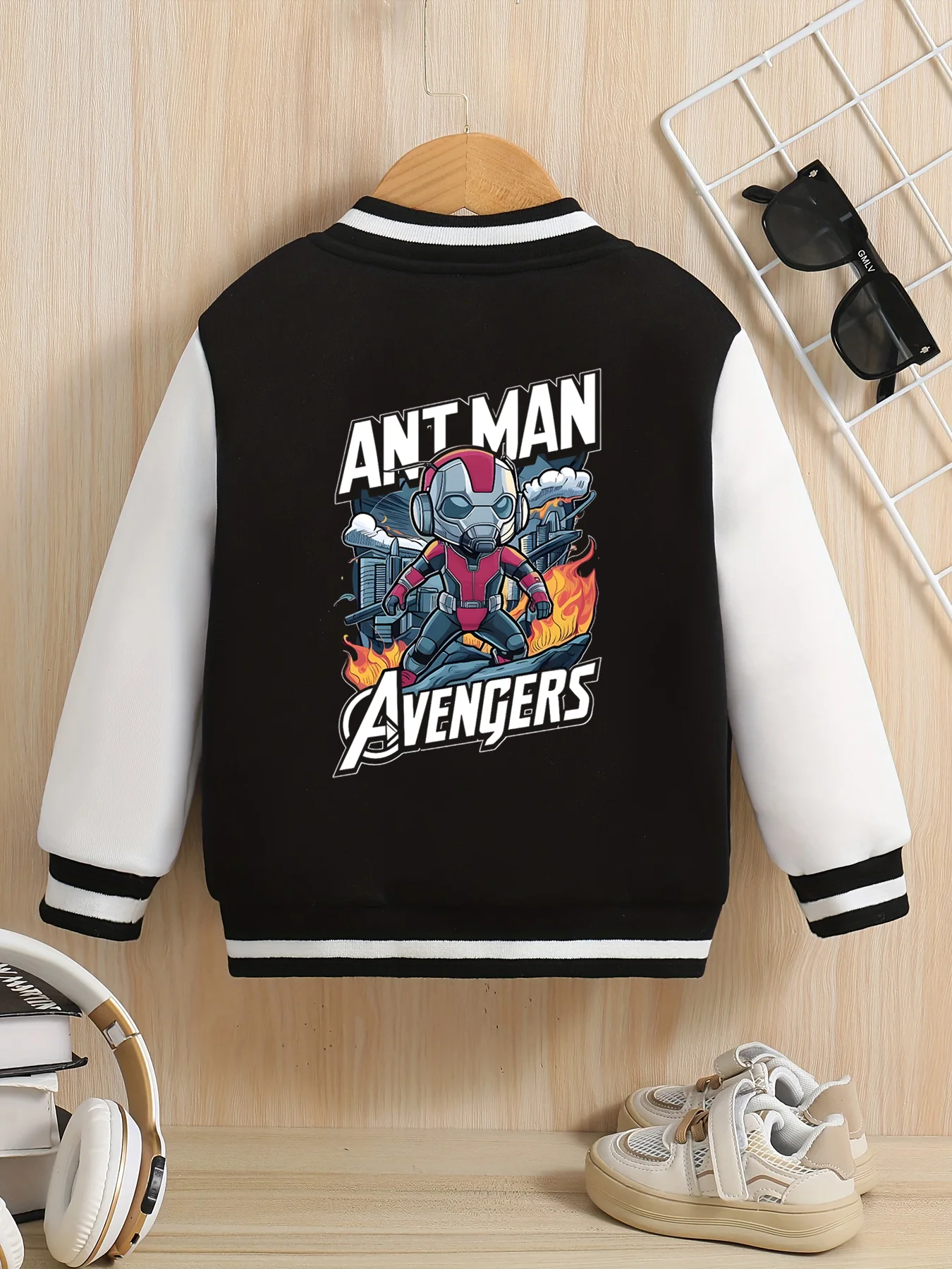 سترة بيسبول MINISO Marvel Boys - Ant-Man Avengers، كلاسيكية باللونين الأبيض والأسود، قماش ناعم، دافئة ومريحة، صديقة للبشرة
