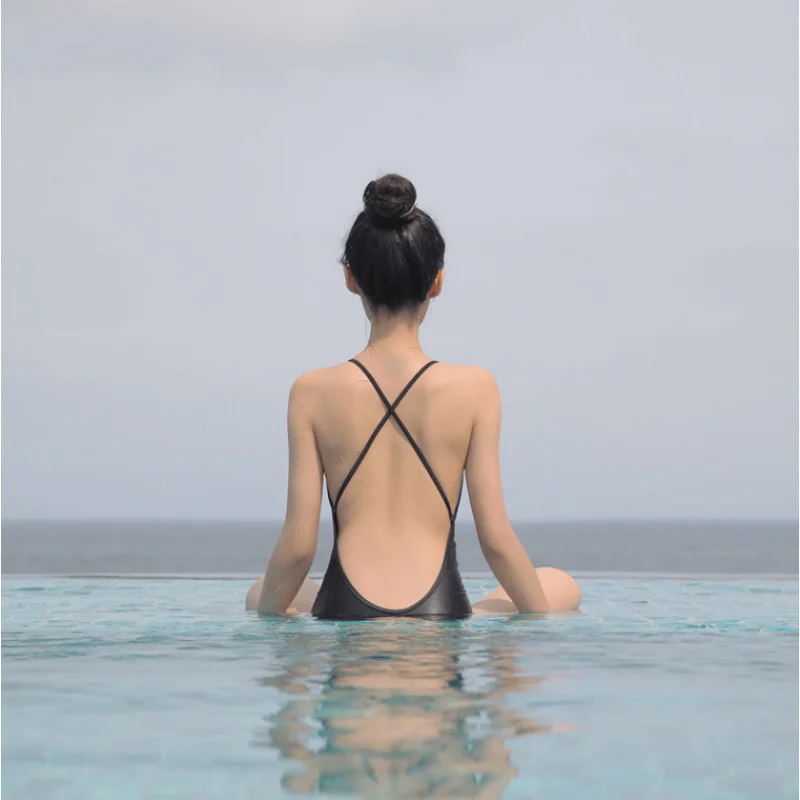 Minsu estilo de celebridad de Internet Sexy negro Retro Tie-up espalda descubierta que cubre el vientre adelgazante triángulo de una pieza traje de baño de primavera caliente