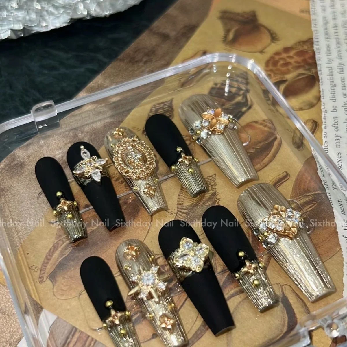 Buqilati | Black Gold Mysterious Elegance High Luxury White Wearing Armor Handmade Customized Nail Beauty