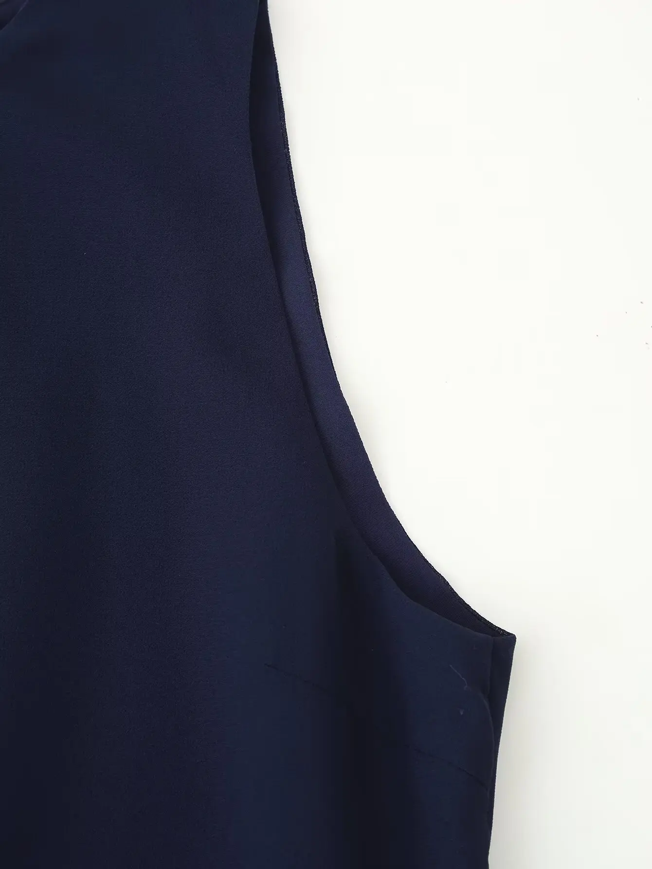 2025, rückenfreies Damenkleid mit Patchwork-Farbblock-Fransenbesatz, ärmellos, Rundhalsausschnitt, Fransenakzente, transparenter Chiffon-Saum, modisch