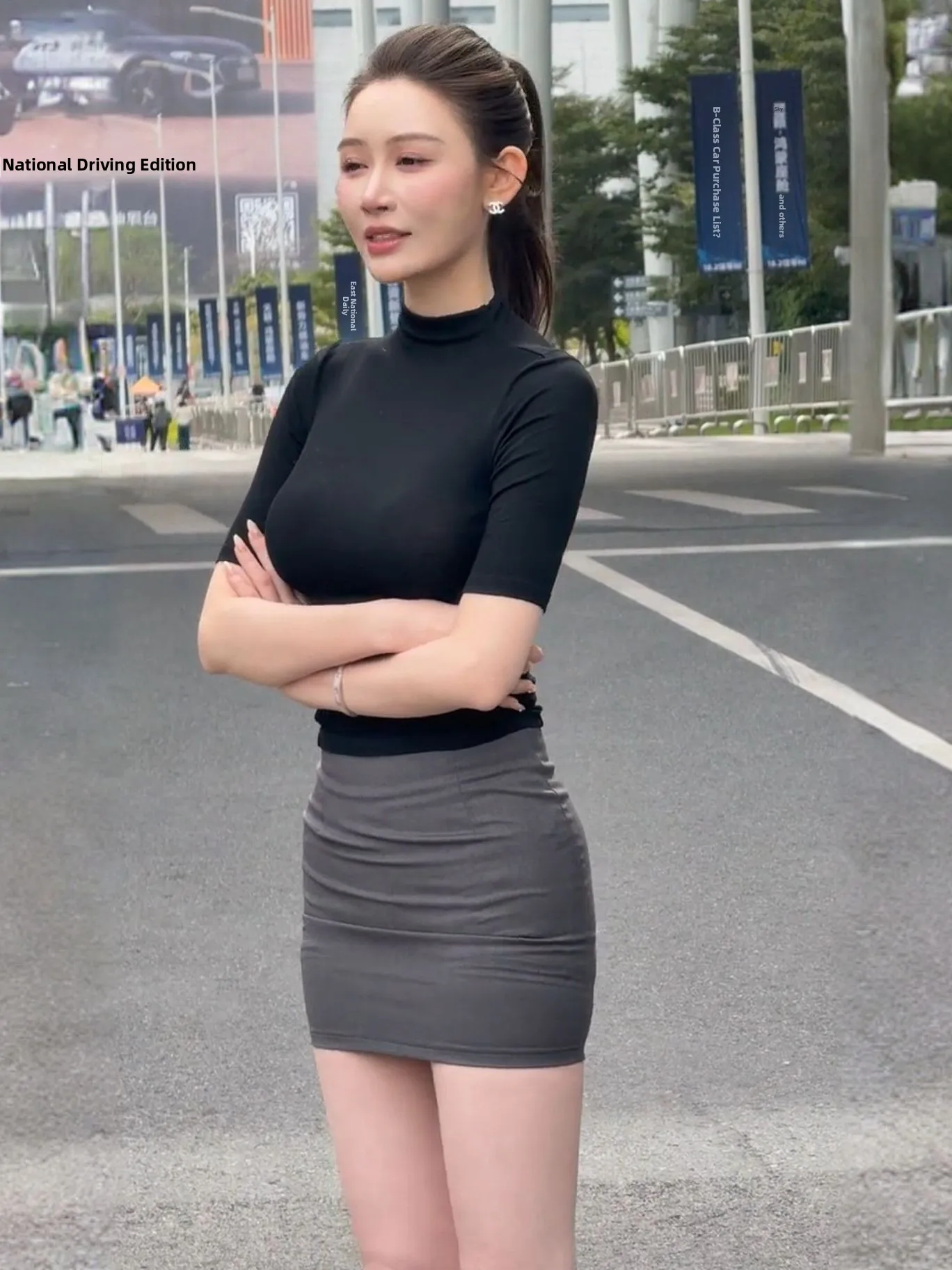 

Комплект женской модной одежды: облегающий топ с высокой талией и короткая юбка для ранней осени