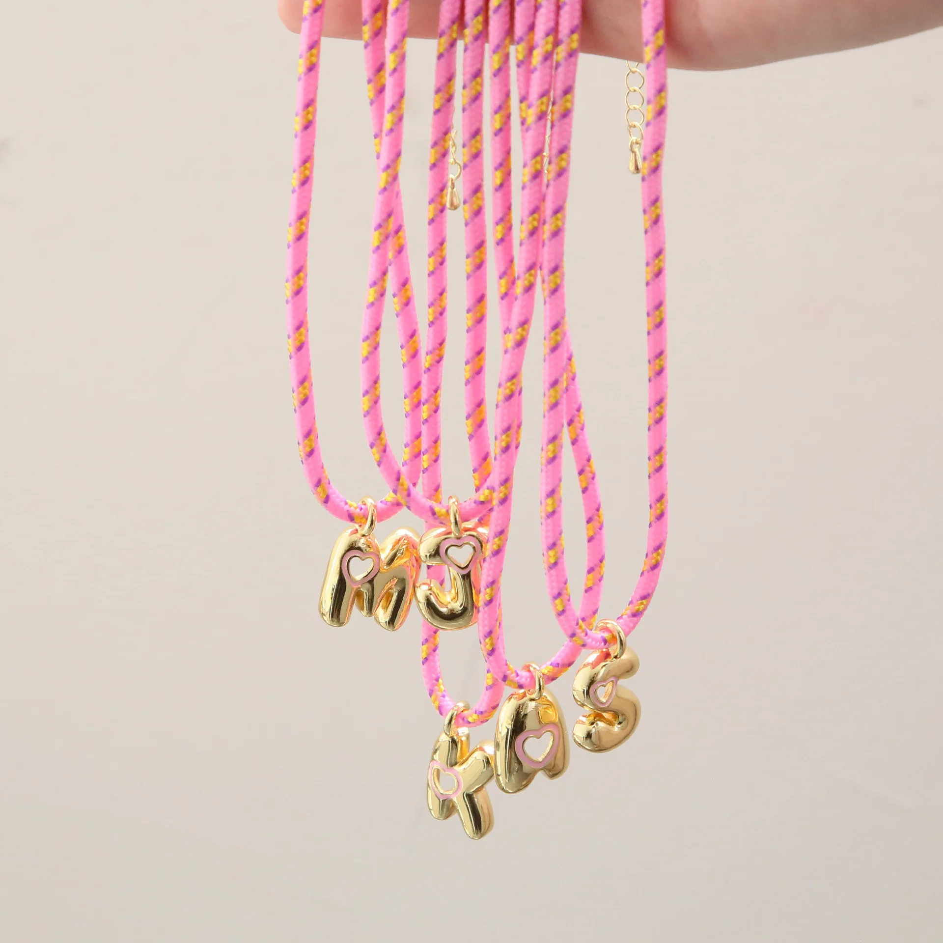 Rosa Geflochtene Seil-Choker-Halskette, Vergoldeter Hohlherz-Anhänger mit Emaille-Initialbuchstaben, Boho-Strandschmuck Geschenk – Detail 3