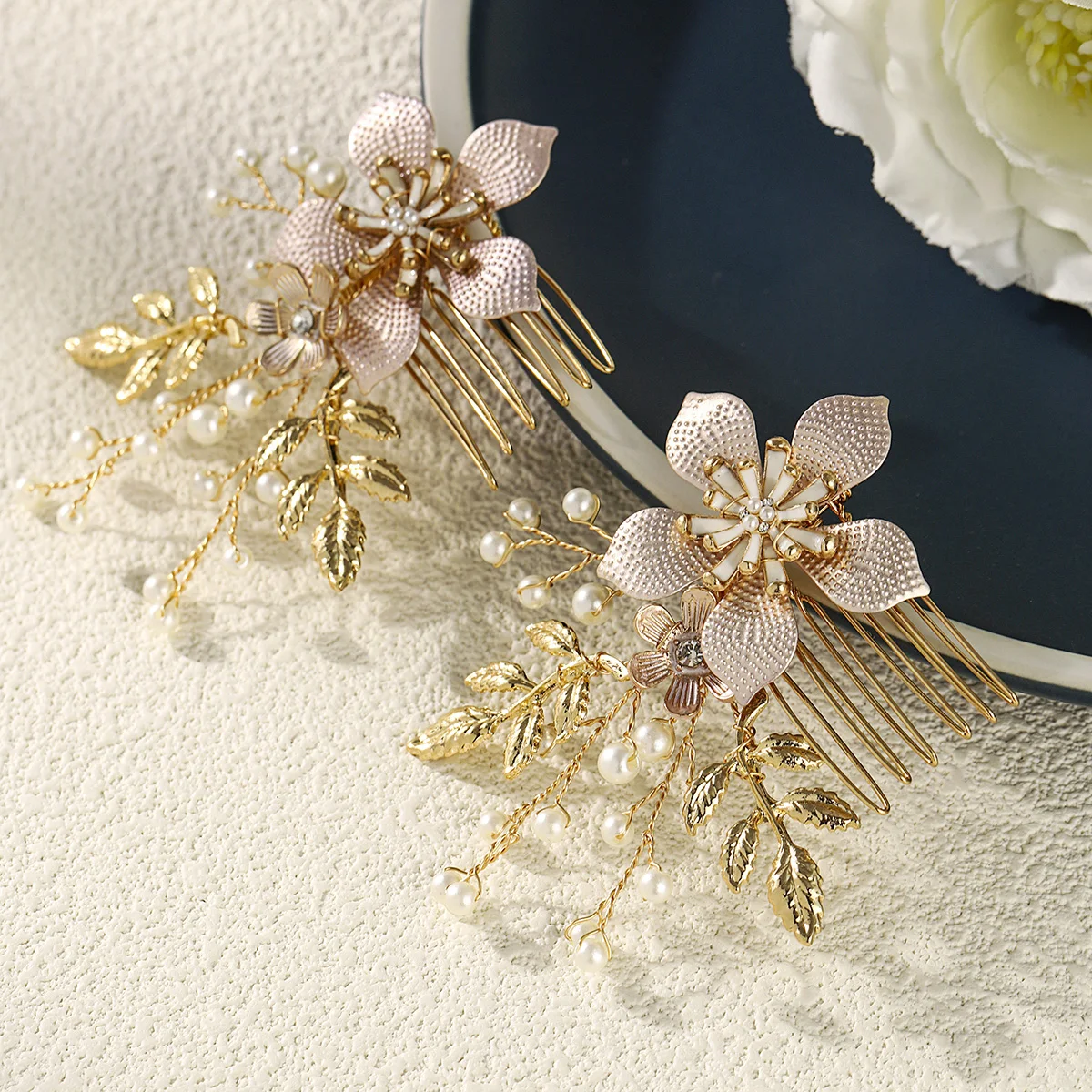 

2 шт., модная заколка для волос ручной работы с цветком из сплава, роскошные заколки для волос с жемчужным лезвием, классические праздничные украшения, аксессуары для волос для женщин