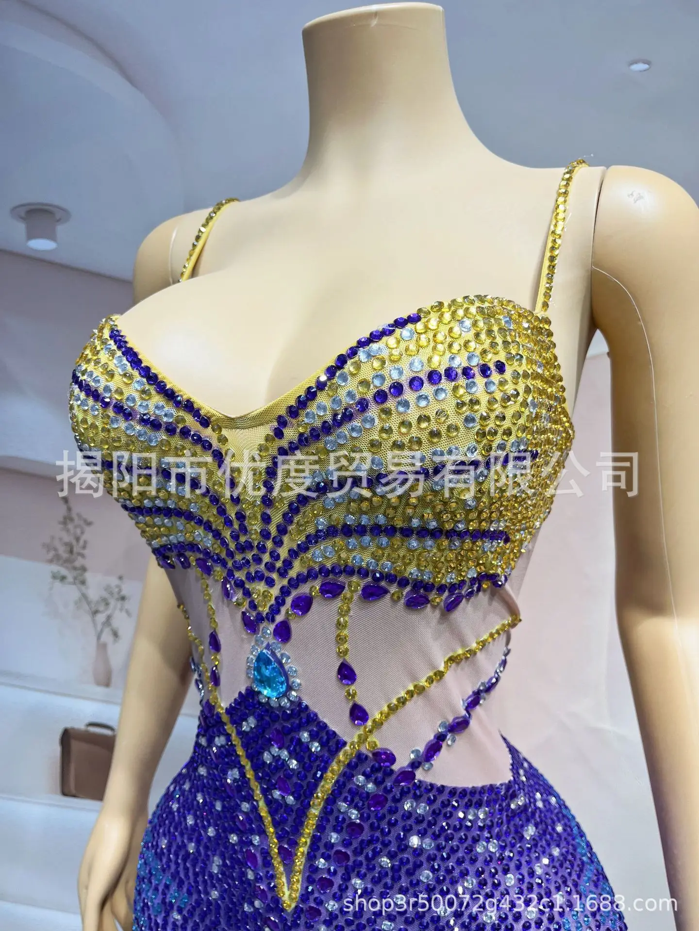 تنورة بحمالات من حجر الراين المتخصصة لحفلات الكوكتيل وحفلات أعياد الميلاد وحفلات السجادة الحمراء فستان طويل من الخزامى فيستدو دي فيستا