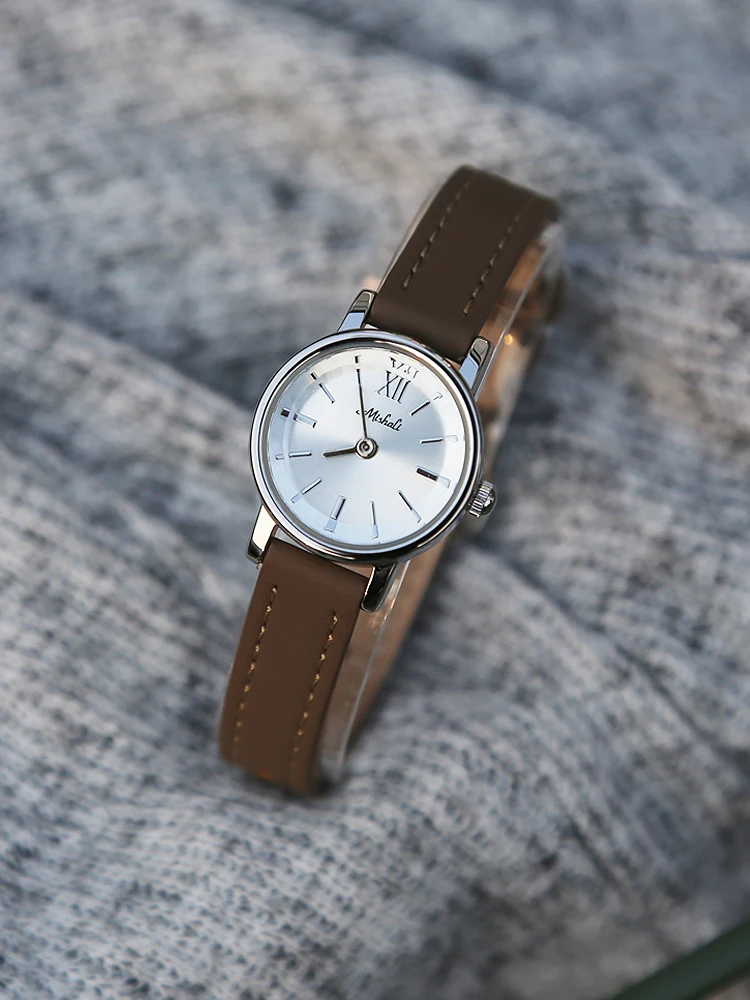 ساعة نسائية بقرص صغير مع ملمس فاخر خفيف، ساعة نسائية بسيطة وأنيقة، صغيرة ورائعة بحزام جلدي. #1