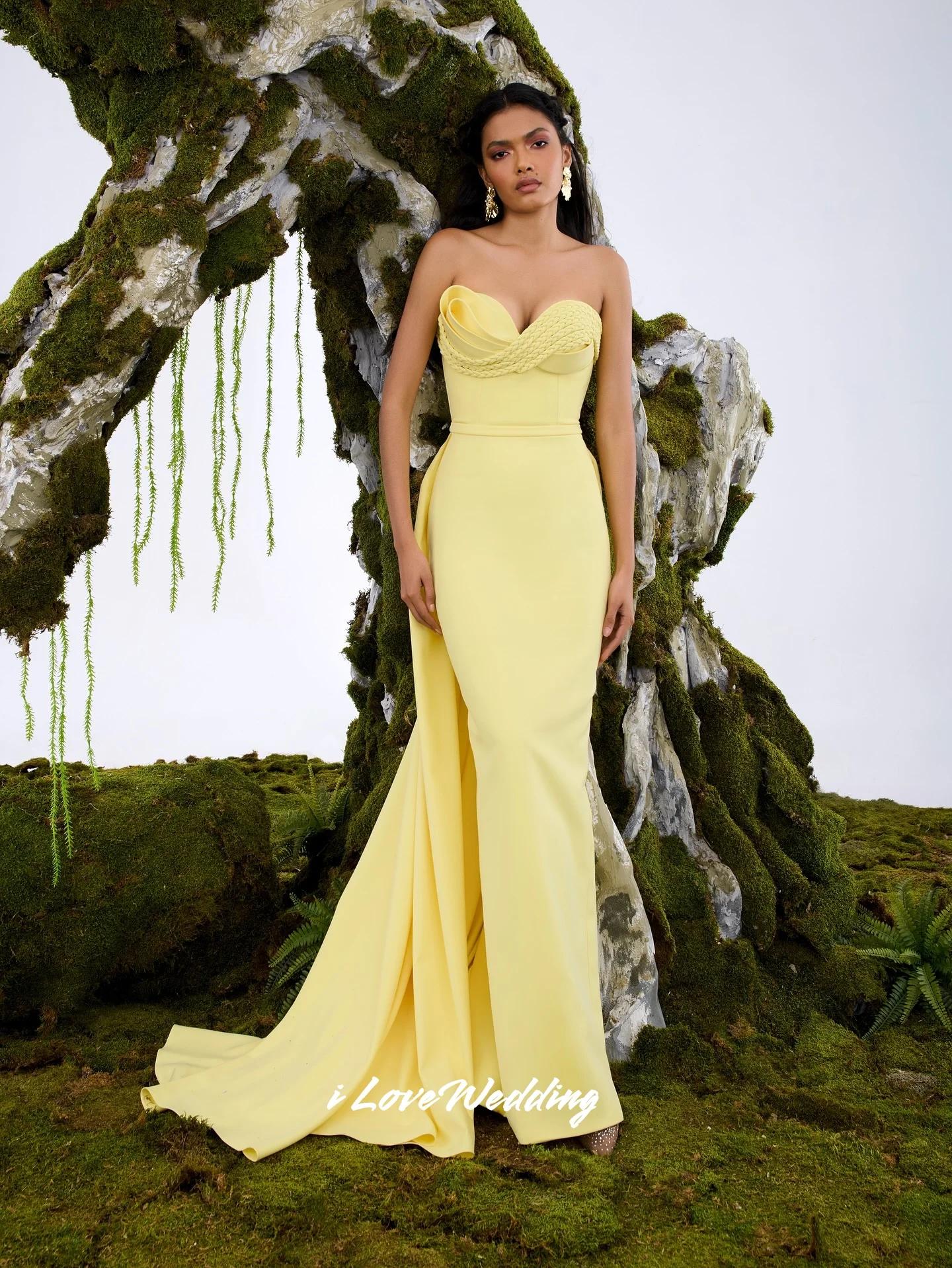 Gelbes trägerloses Abendkleid 2025, herzförmig, ärmellos, Meerjungfrau, bodenlang, Sweep-Zug, Falten, Hochzeitskleid, individuell gestaltet