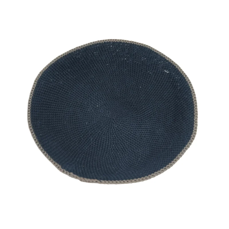 Вязаная кипа с тонкой нитью на заводе