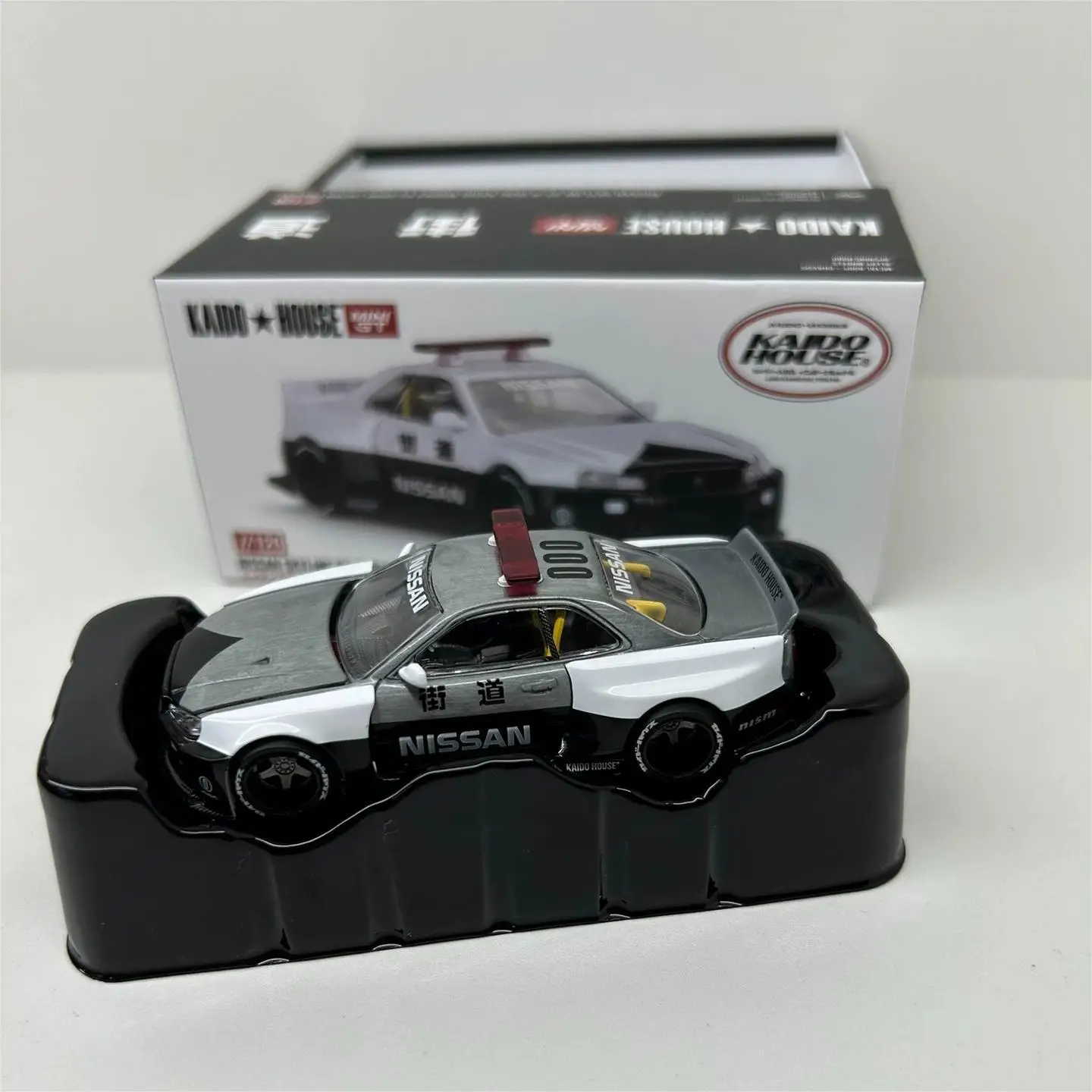 TSM KAIDO HOUSE MINI GT 1/64 KHMG120 Nissan Skyline GTR R34 V2 AERO Japan Police Varnish Chase Die-cast alloy car model