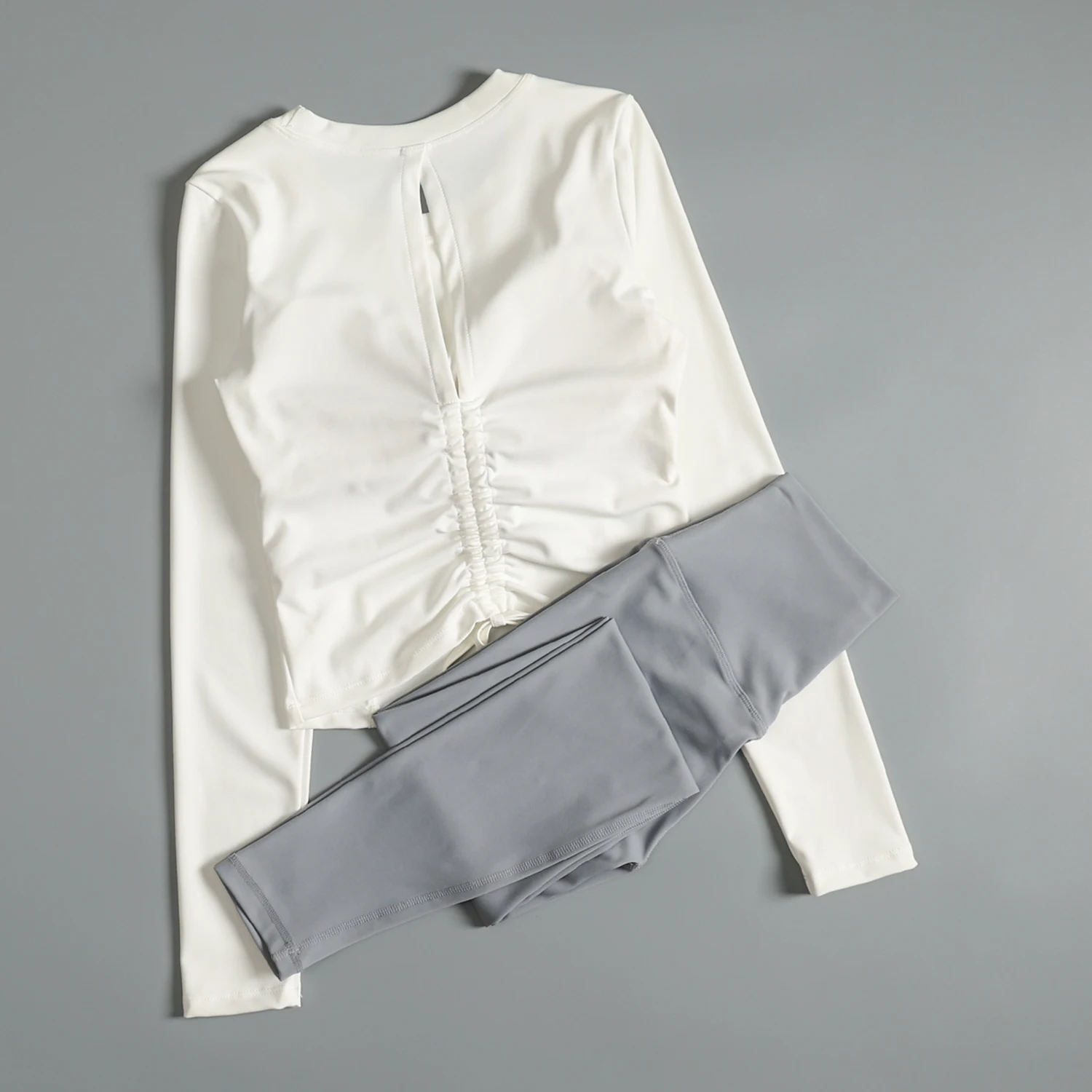 Traje de yoga para mujer en otoño, corte ajustado y entrenamiento de gimnasia delgado, jogging por la mañana, mangas largas, cintura alta, levantamiento de cadera, deportes de ciclismo