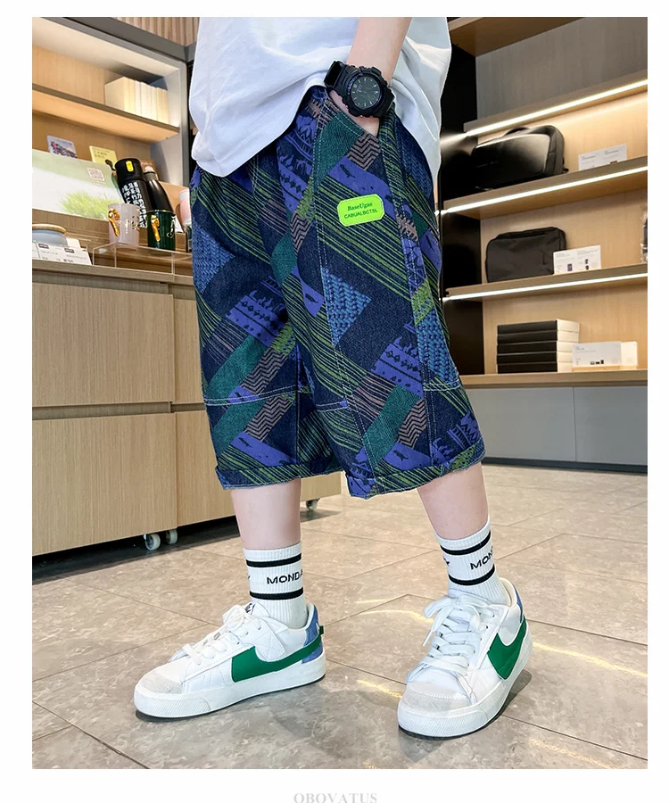 Neue, modische Jeansshorts für Jungen im Teenageralter, ideal für den Sommer, als Teil eines stylischen Streetwear-Outfits, lässige Caprihosen mit Print, für Kinder und Jugendliche, Größe 5-14 Jahre. – Detail 6
