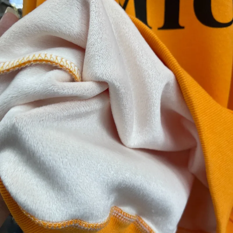 Bluza polarowa z nadrukiem liter i kreskówkowymi aplikacjami, luźny krój, styl Y2k, długi rękaw, okrągły dekolt, kurtka, nowy trend zima 2025.