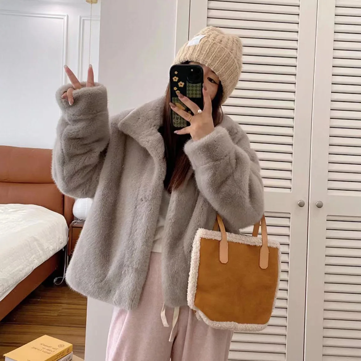 

2025 New Faux Fur Jacket Golden Mink Fur Inside Out Short Stand Collar Women Winter Coat New Arrival
