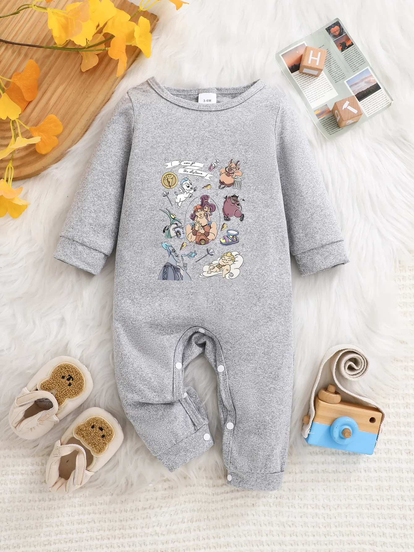 

【Официально лицензированная продукция】 Детский комбинезон с длинными рукавами Disney Hercules: игривый принт с коллажем персонажей Геркулеса, мягкая и удобная ткань