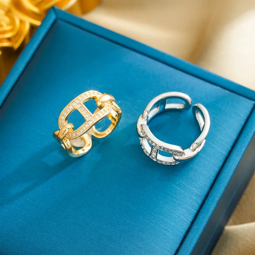 

9527The hollowed-out pig nose is studded with diamond rings, featuring a high-end design in an ins style for women