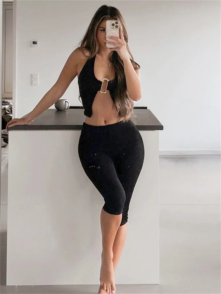 

Модный сексуальный комплект из двух предметов Whatiwear: женский топ-халтер с металлическим кольцом и асимметричным подолом + простой короткий костюм с эластичной талией