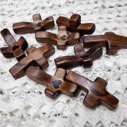 Handheld Wooden Crosses Hand Carved Wooden Crosses Encouragement Gift with Epoxy Heart To Carry In Pocket Emotional Support