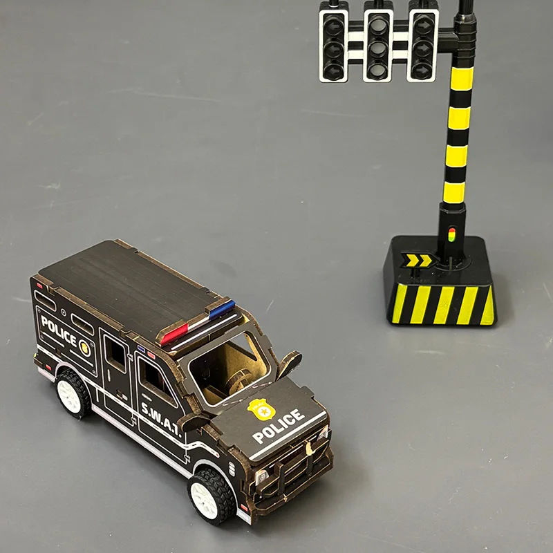Auto della polizia con blocchi in legno, serie di auto della polizia urbane. Auto della polizia marroni, ornamenti da scrivania, oggetti da collezione. Regali di compleanno