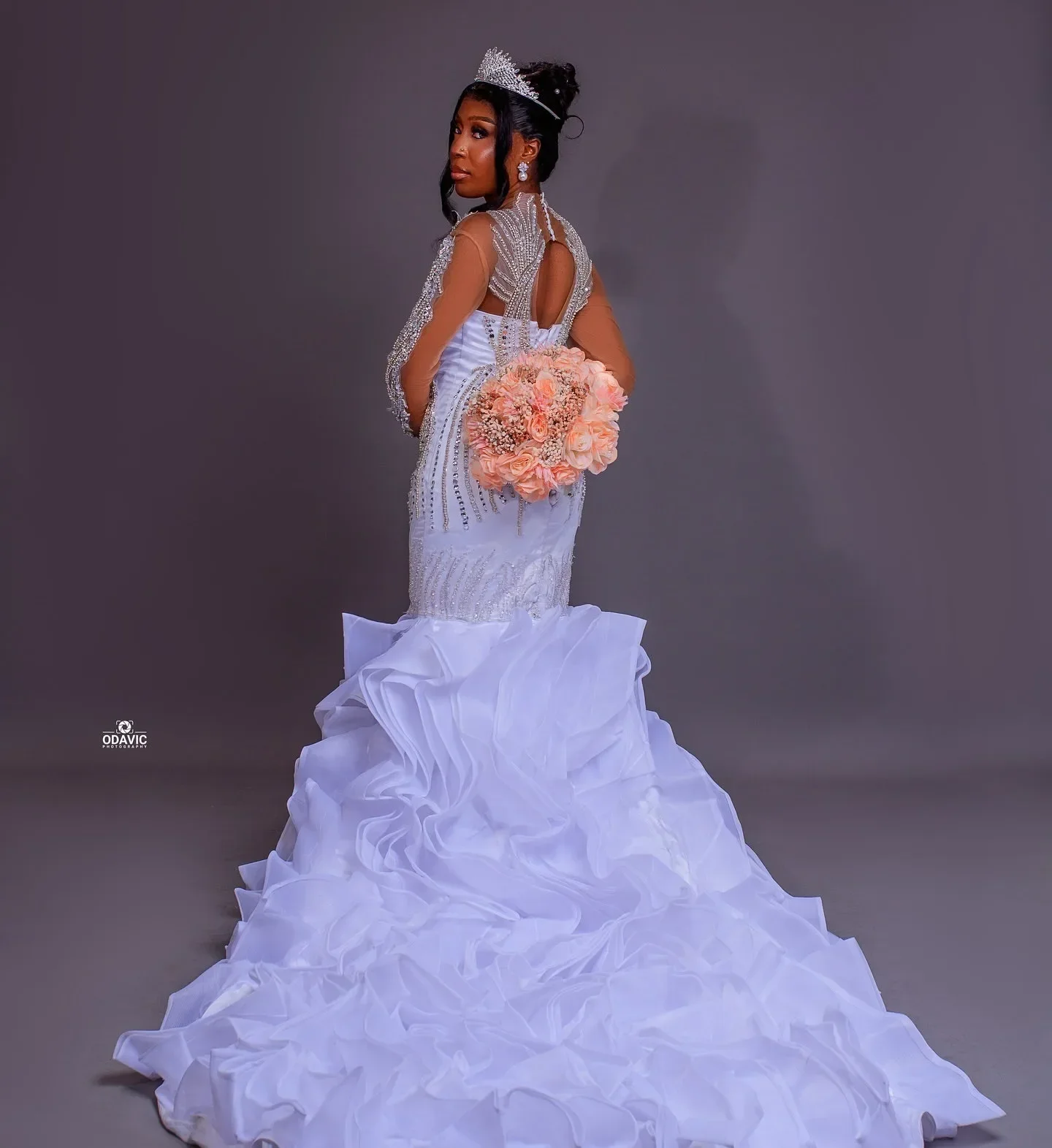 Robe De mariée sirène personnalisée, col en V, perles scintillantes, paillettes, manches longues, dos ouvert, à volants