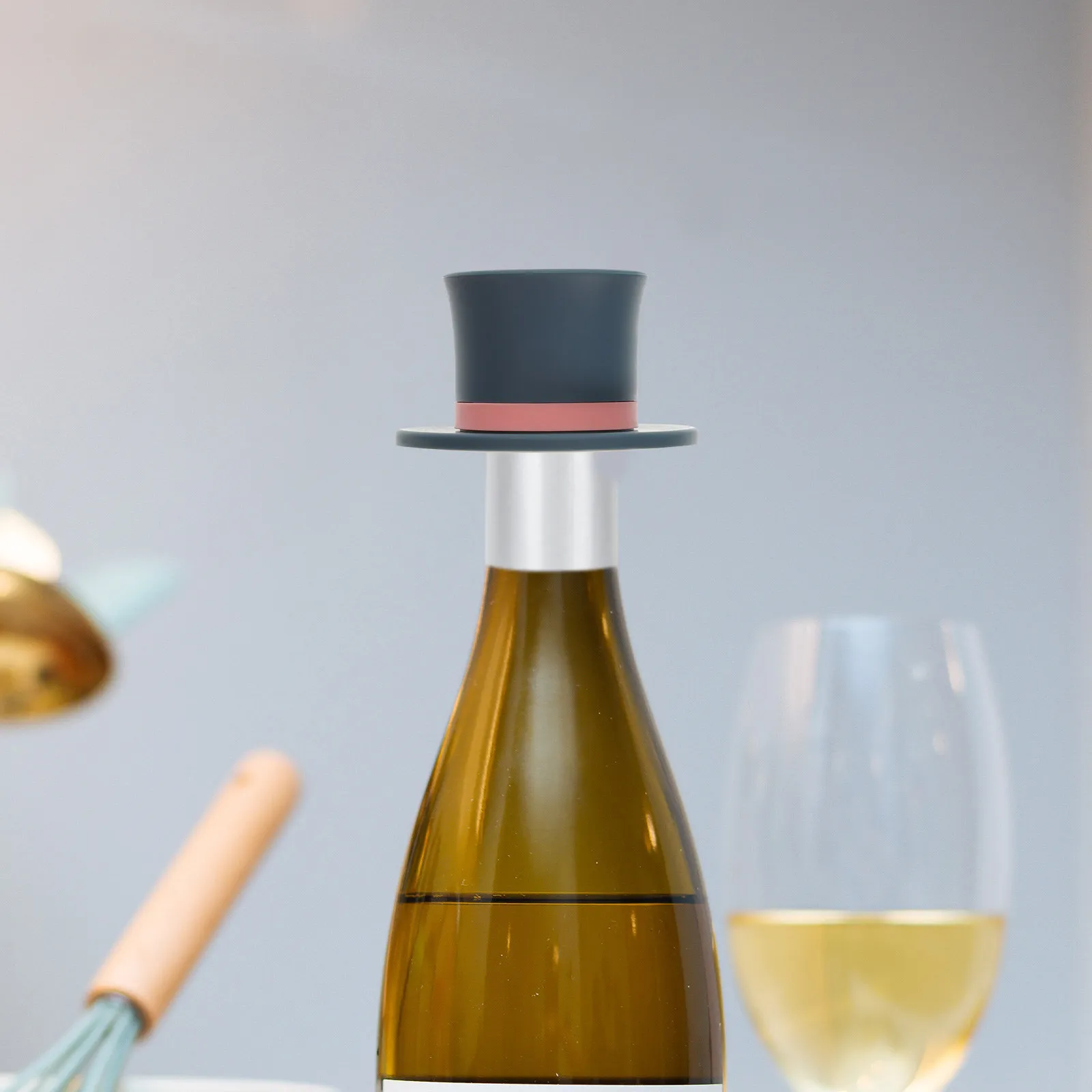 Premium Silicone Wine Stopper Hat Shaped Bottle Sealer Extends Freshness of Opened Wine Cute Fun Decorative Gift for Enthusiasts