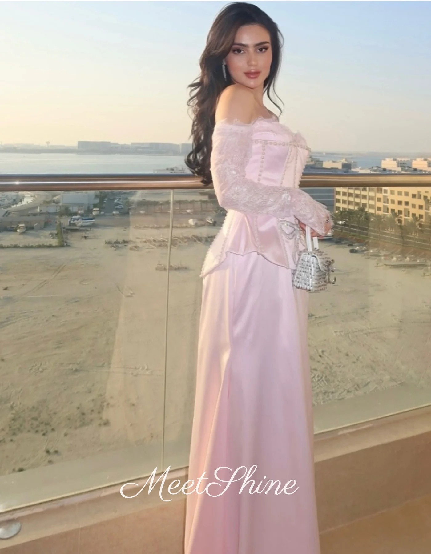 淡いピンクのオフショルダー エレガント マーメイド パール イブニングドレス フォーマル 高級 長袖 サテン ウェディング プロムドレス カスタマイズ