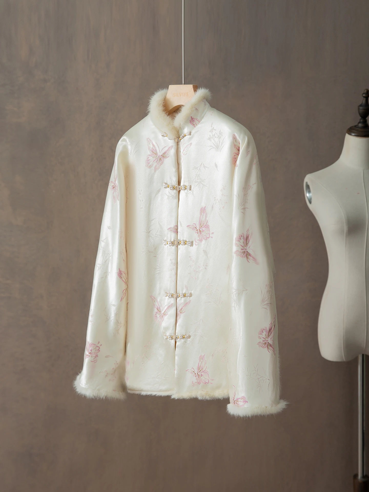 

Новая китайская женская шерстяная куртка с наполнителем из шелка и монгольского овечьего меха, уютная, с хлопковой подкладкой, длинными рукавами, утепленная, зимняя верхняя одежда