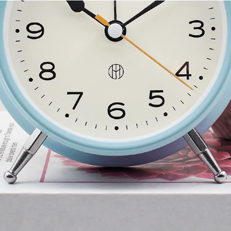 Decorazioni per la casa forniture per studenti cartone animato faccia campana in metallo sveglia comodino silenzioso Sweep secondi orologio da tavolo carino lampada da notte