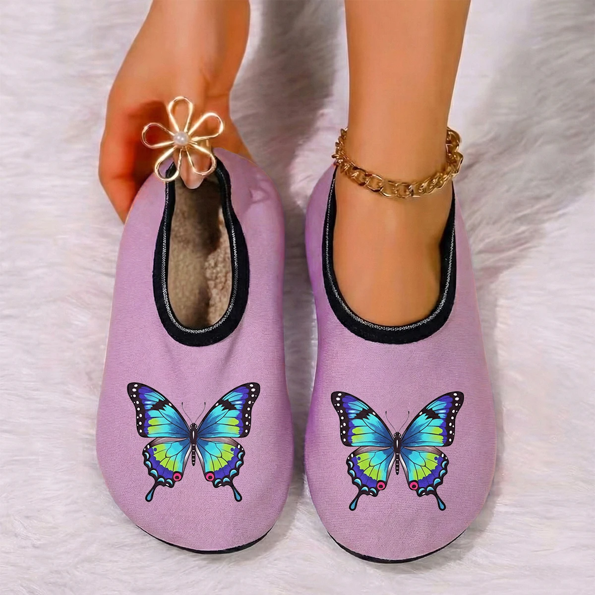 شبشب أرضي أنيق للزوجين يمكن ارتداؤه في الفصول الأربعة مطبوع عليه فراشات من جلد الغزال يسمح بمرور الهواء ومرونة عالية ومضاد للانزلاق