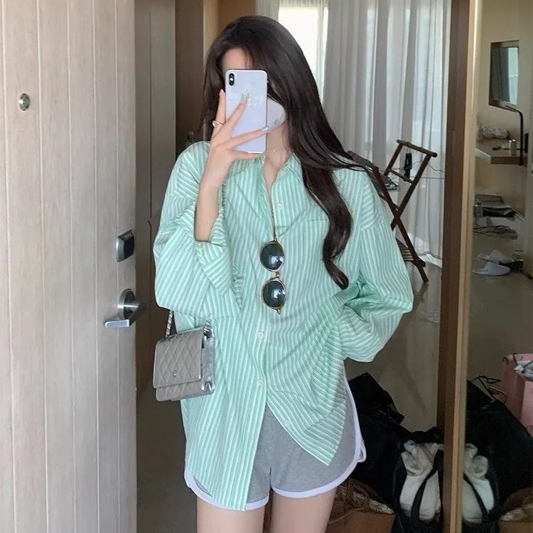 

Новая женская рубашка 2026 года: мятно-зеленая в полоску, с длинным рукавом, оверсайз, на пуговицах, повседневная блузка, модный уличный стиль, топ с карманом