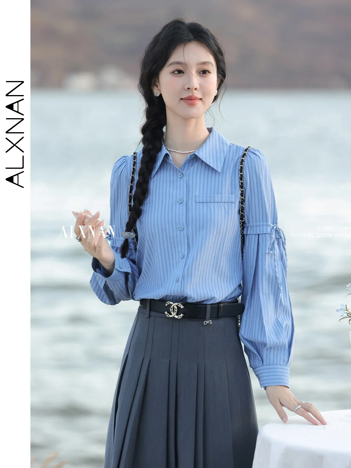

ALXNAN Синяя полосатая рубашка для женщин 2025 Элегантные модные блузки с отложным воротником на шнуровке Дизайнерские офисные женские топы с длинными рукавами L52812