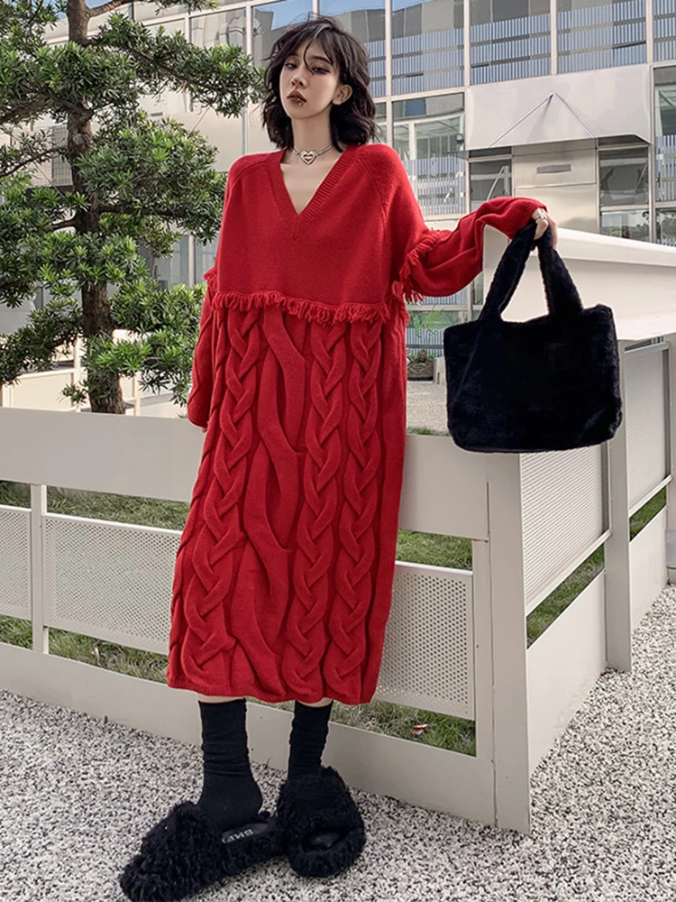 [EAM] Women Red Tassels Knitting Big Size Long Sweater Dress New V-Neck Long Sleeve Fashion Tide Autumn Winter 2024 1DH7782