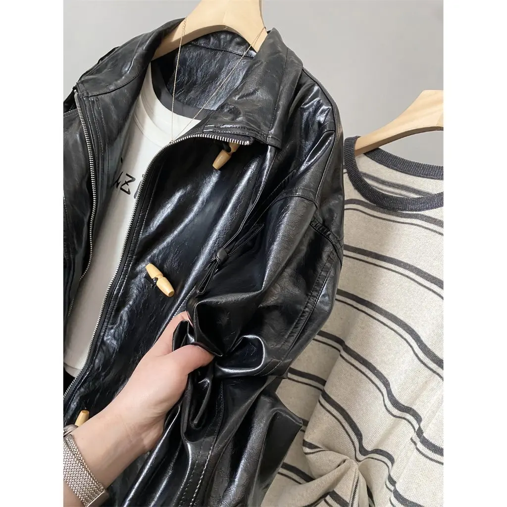 เสื้อแจ็คเก็ตหนังผู้หญิง Zedaijai สไตล์เรโทรสำหรับขี่มอเตอร์ไซค์ ดีไซน์ปกมีหัวเข็มขัดมุมแหลม โดดเด่นสะดุดตา สไตล์สาวเท่ แฟชั่นนอร์ดิก