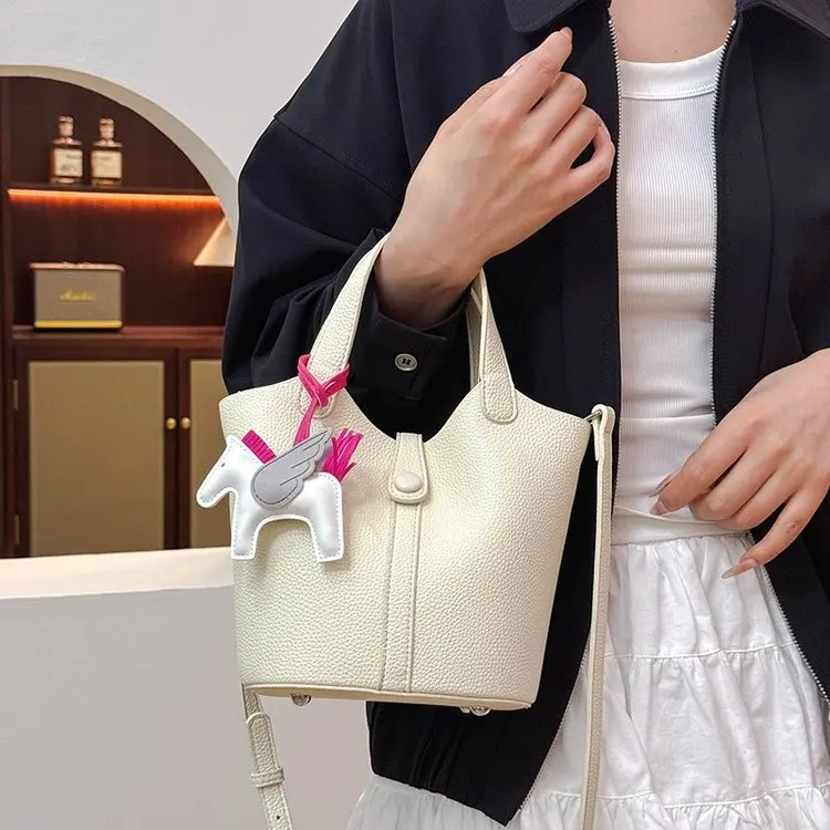 

Elegant Chic Solid Color Diaper Bags For Women Minimalist Vintage Shoulder Bag Simple Leather Commuter Bag Classic Designer