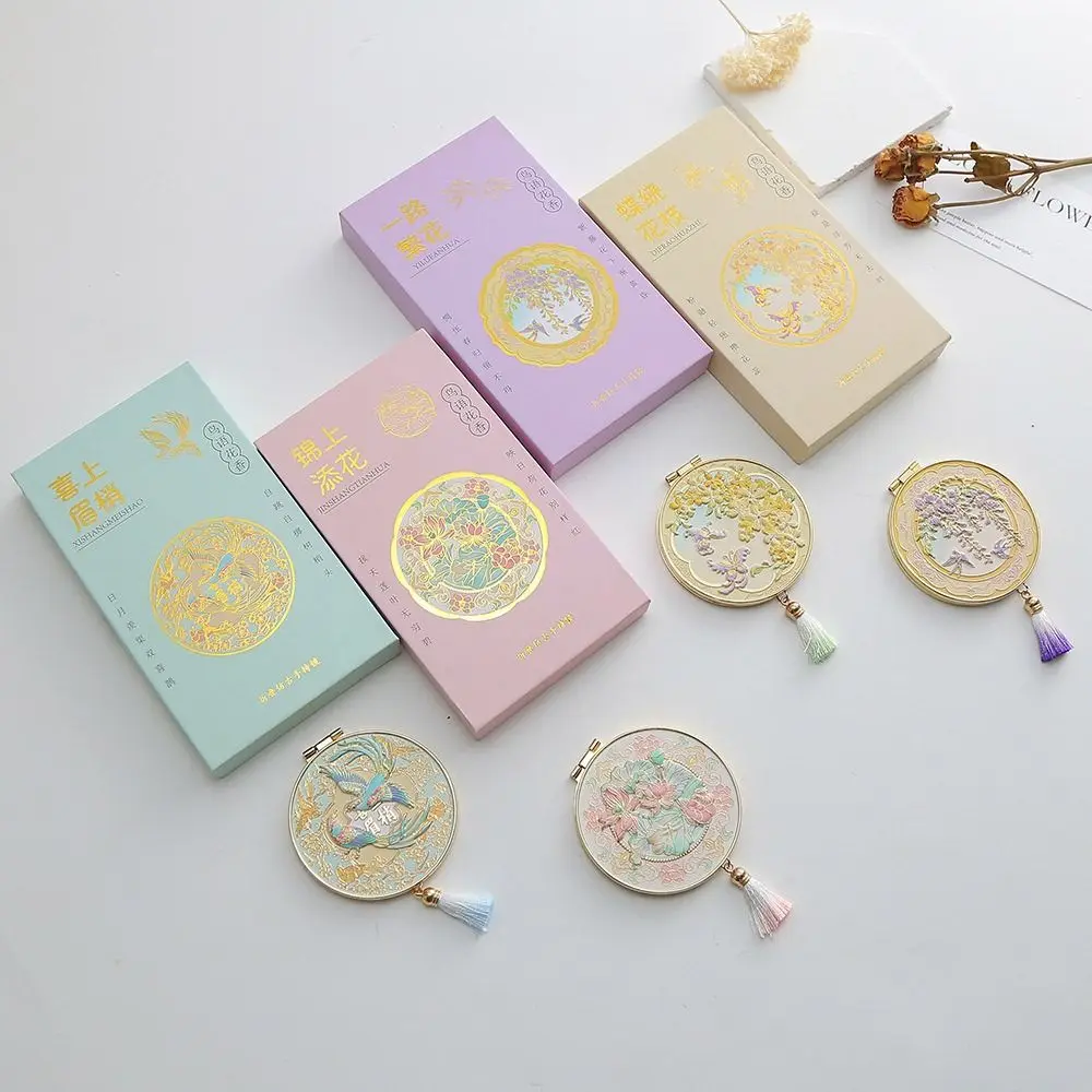 Exquisiter faltbarer Make-up-Spiegel, tragbarer Kosmetikspiegel im chinesischen Stil, transparenter Metallspiegel für Studenten und Frauen