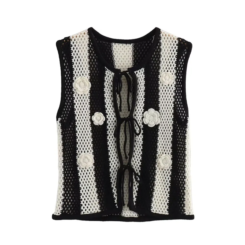 

Autumn 2024 new women's fashion and leisure Joker slim temperament black and white stitching hand applique lace knit vest.