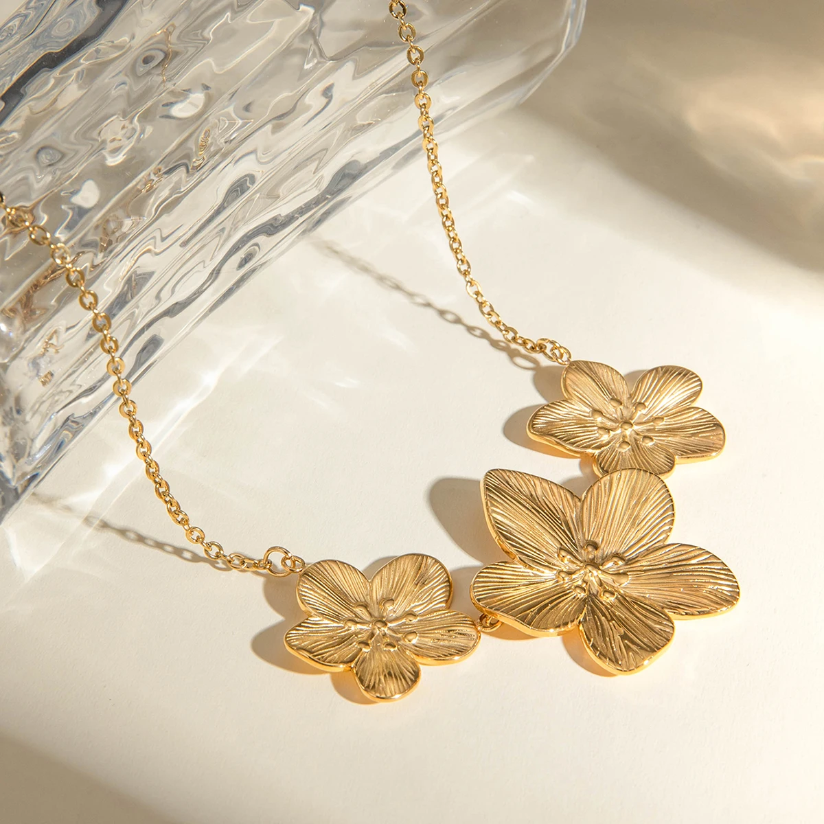 Minimalist 18k Gold Plated Light Cozy Three Flowers Necklace ​Women Charming Personalized Stainless Steel Statement Jewelry