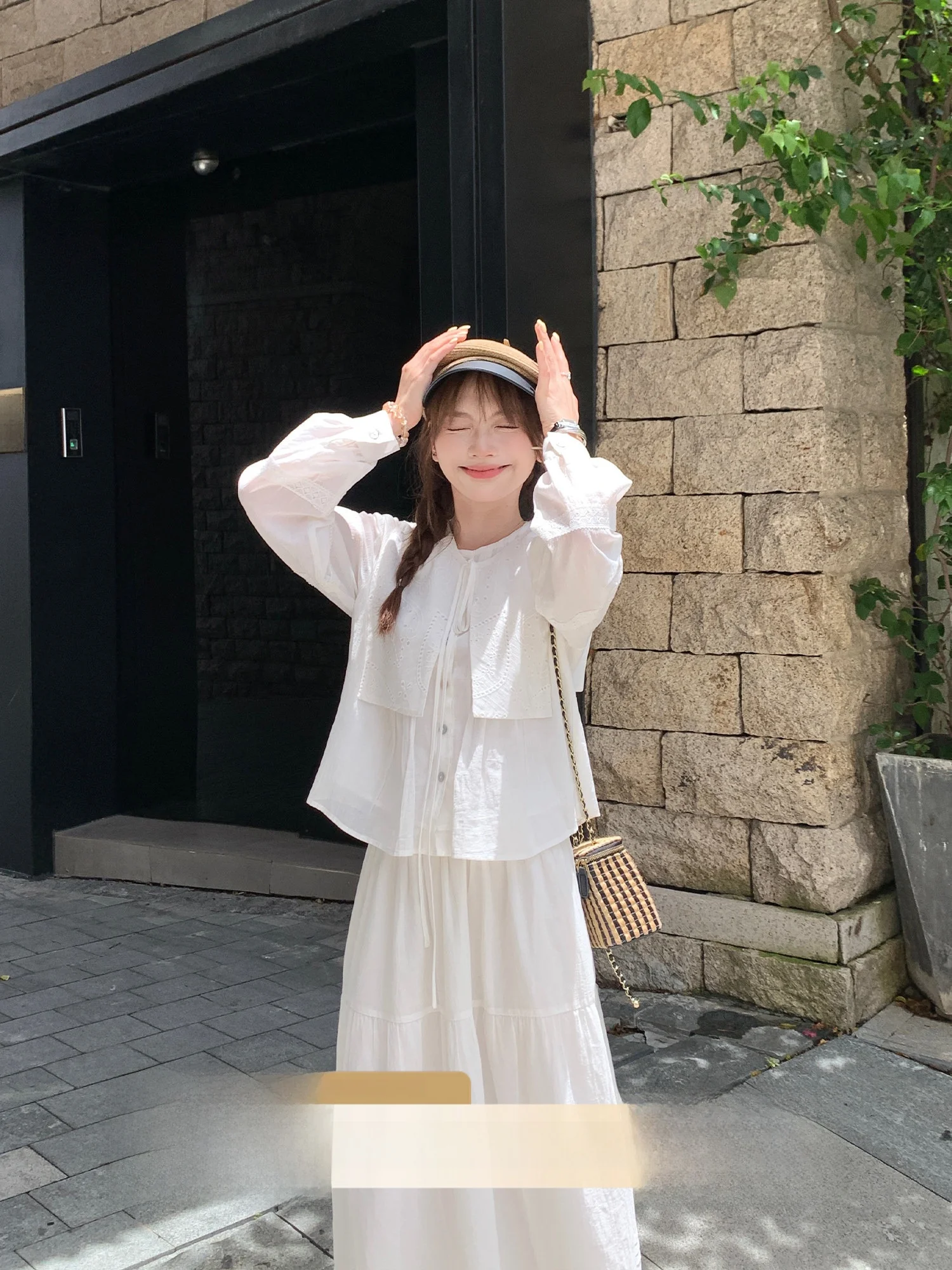 

Весенний модный комплект женской одежды: хлопковая рубашка с ажурной вышивкой и круглым вырезом, на пуговицах, с завышенной талией