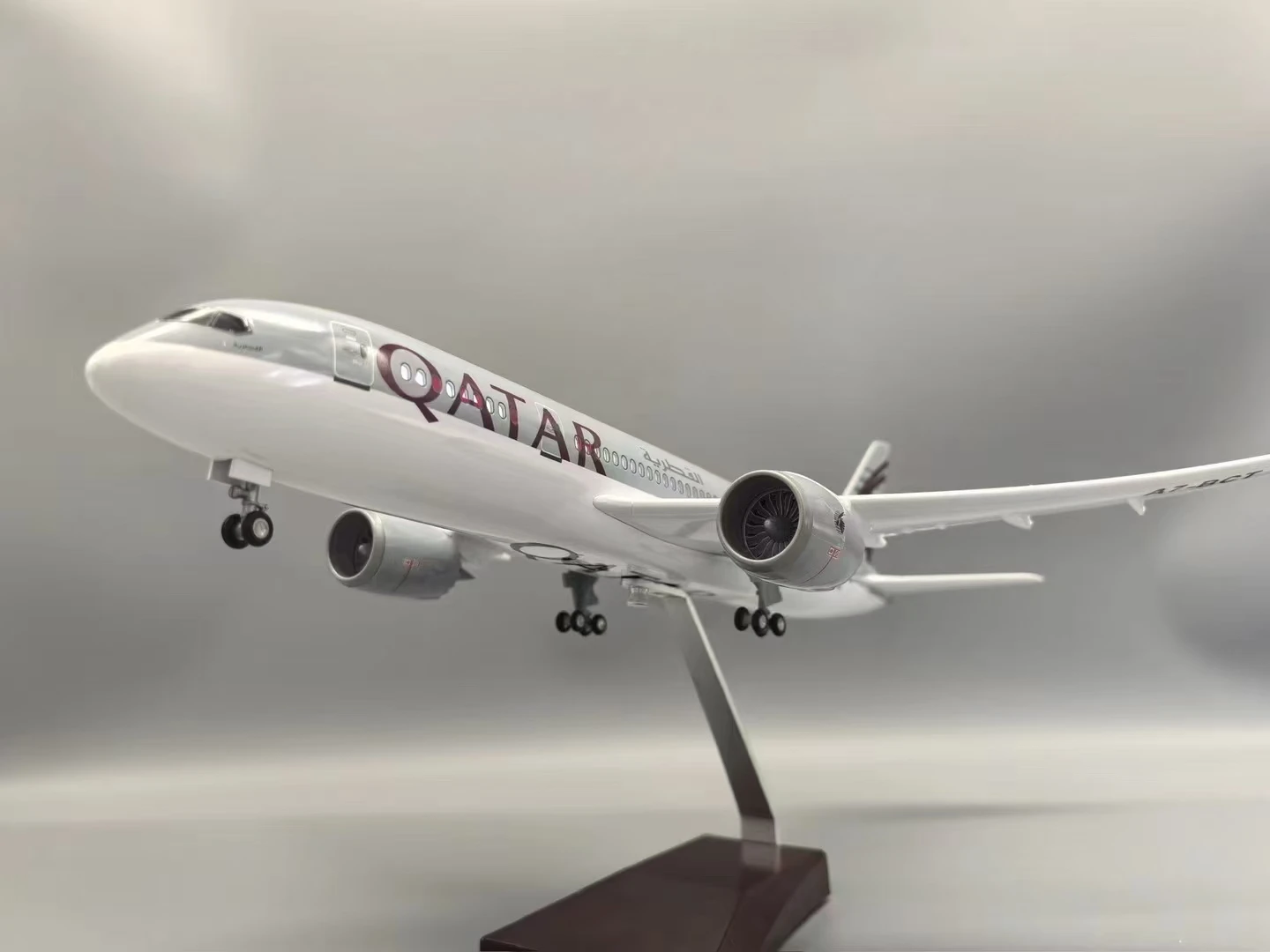 B787 نموذج طائرة 1:130 مقياس 43 سنتيمتر بوينغ الطائرات قطر الخطوط الجوية دييكاست الراتنج الطائرات جمع مع أضواء LED عرض ديسمبر #3