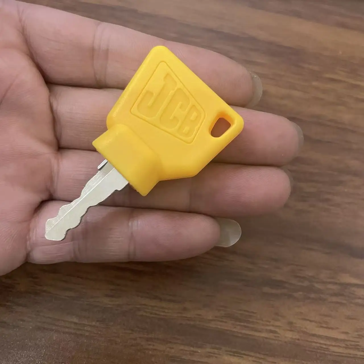 For JCB 220, 240, 360, 290, 370 Ignition Switch Key High Quality Color: Yellow  Driver's door key