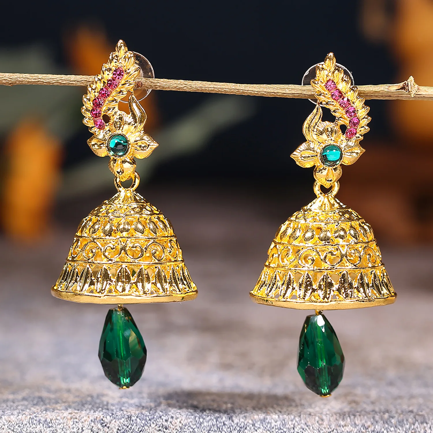 Cross-border jewelry Europe and the United States hot-selling niche design sense alloy earrings jewelry, peacock pendant bell st