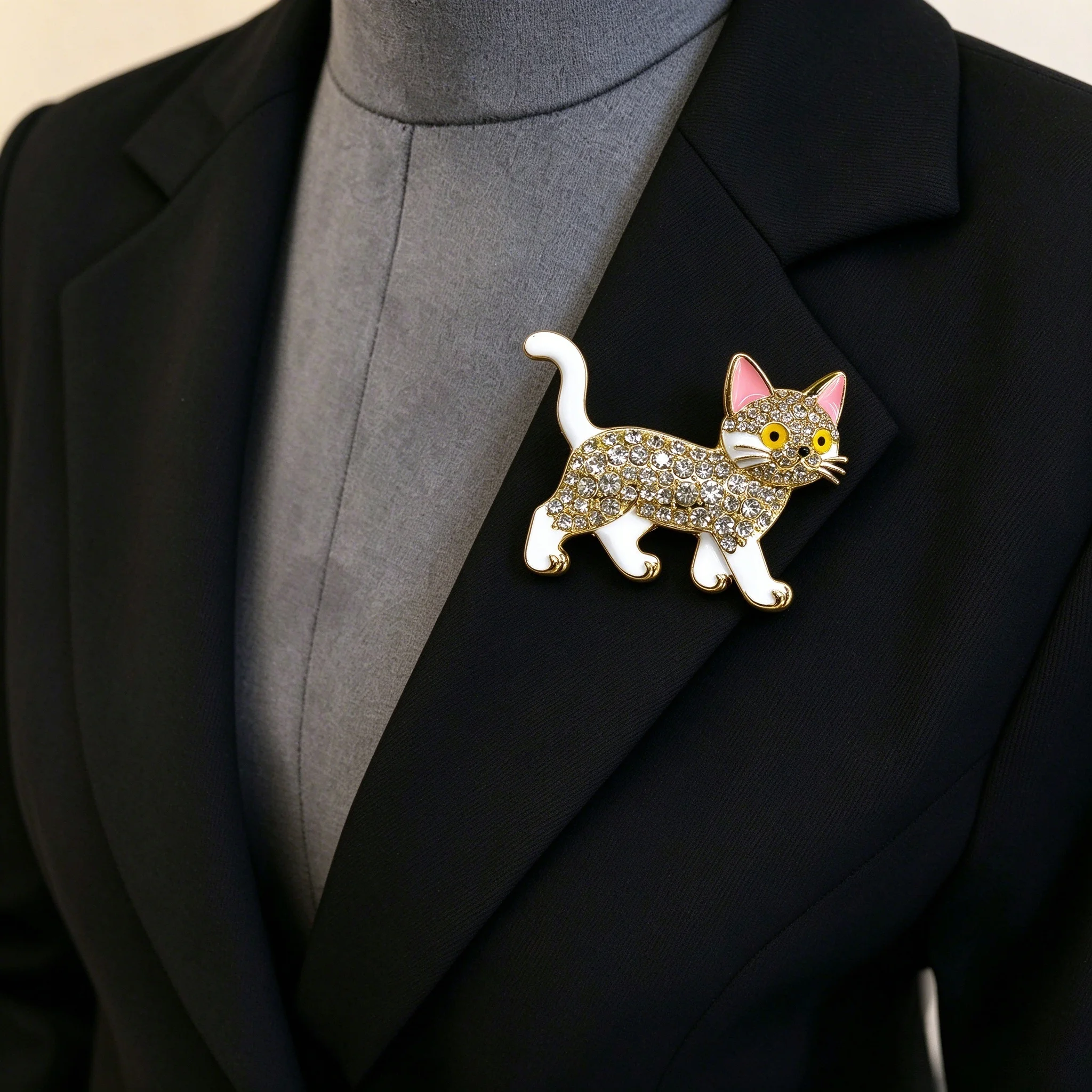 Essh&Pule Walking Cat Brooch for Women Cute Enamel Rhinestone Animal Pin Vintage Coat Lapel Jewelry Party Birthday Holiday Gift