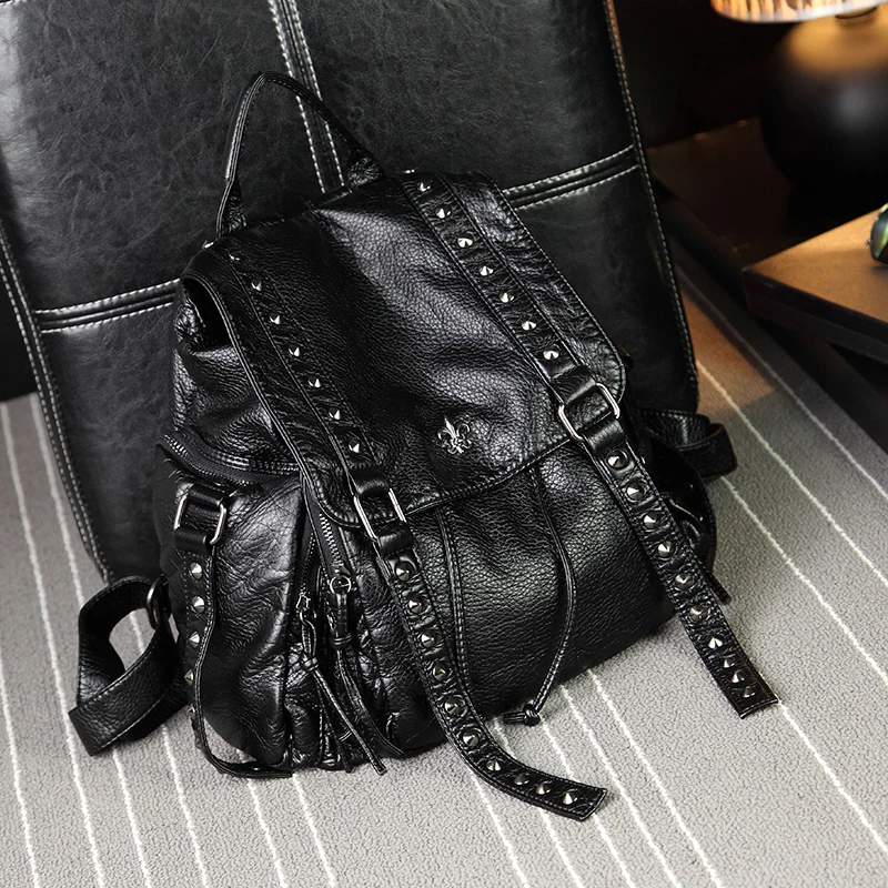 

New retro rivet punk style large capacity portable backpack suitable for daily commuting and weekend fitness