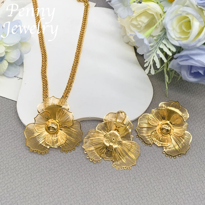 Joyería de oro Colgante de flor hueca Conjunto de joyería chapada en oro de 18 quilates para mujer Collar Pendientes Fiesta nupcial africana Regalo de boda