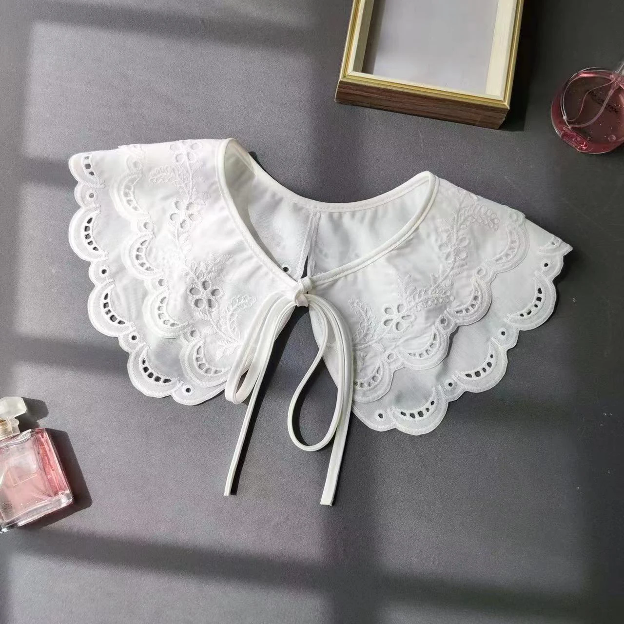 White Lace Embroidered Peter Pan Collar Fake Collar, Sweet Vintage Tie-Decorated Collar, Versatile Shirt and Sweater Layering An