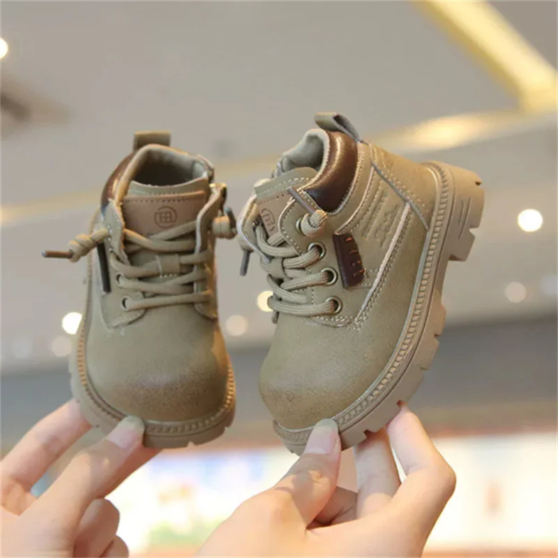 2025 جديد الخريف أحذية أطفال طويلة الرقبة للبنين بولي Leather الجلود حذاء من الجلد المطاط وحيد البريدي الجانب موضة طفل أطفال الأحذية 15-25