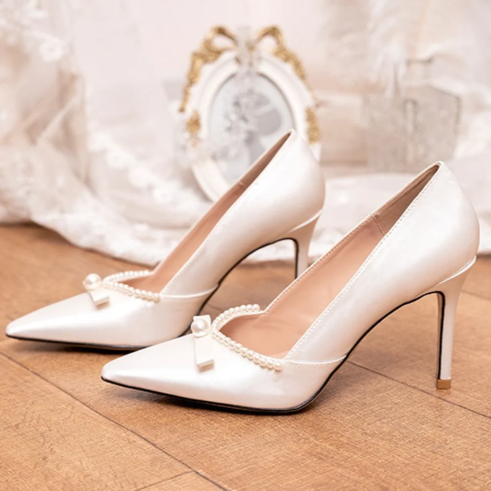 

Свадебные туфли, женские белые атласные туфли подружки невесты с бантом и жемчугом, винно-красные свадебные туфли, женские туфли-лодочки на каблуке
