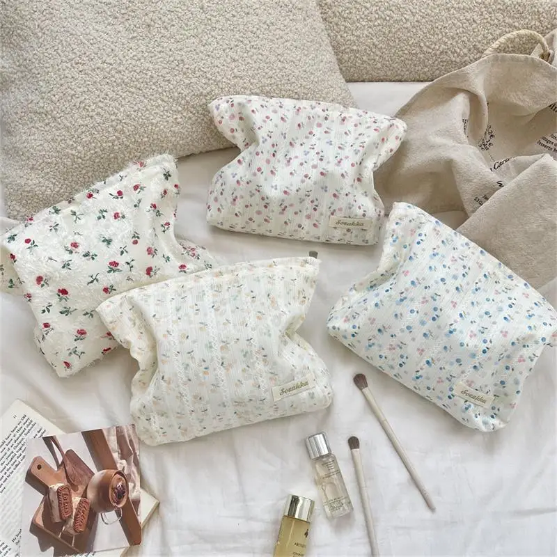 Sweet Lace Floral Women's Cosmetic Bag Portable Lady Clutch Purse Lipstick Makeup Bag Commute Large Capacity Storage Bag