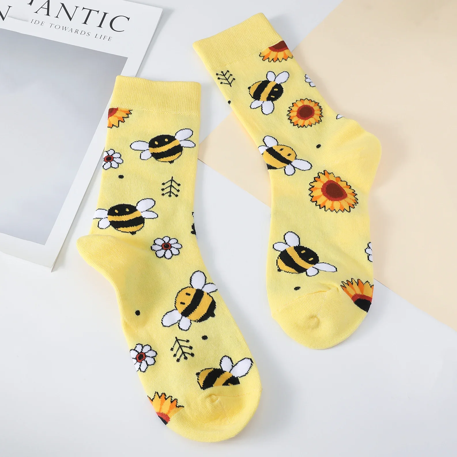 1 Pair Women's Cartoon Cute Bee Bird Snails Hedgehog Zebra Penguin Pattern Fashion Cotton Breathable Comfortable Crew Socks