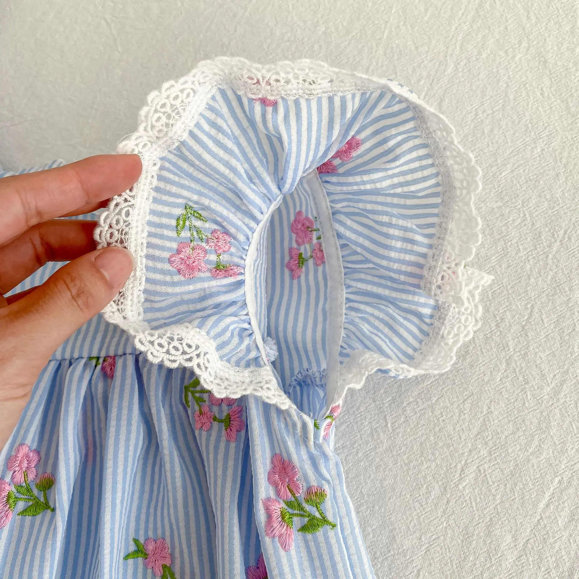 2026 Neuer Sommer 0-24M Kleinkind Mädchen Flügelärmel Baumwolle Gestreifter Jumpsuit Blumenmuster Western Baby Mädchen Blauer Strampler – Detail 14
