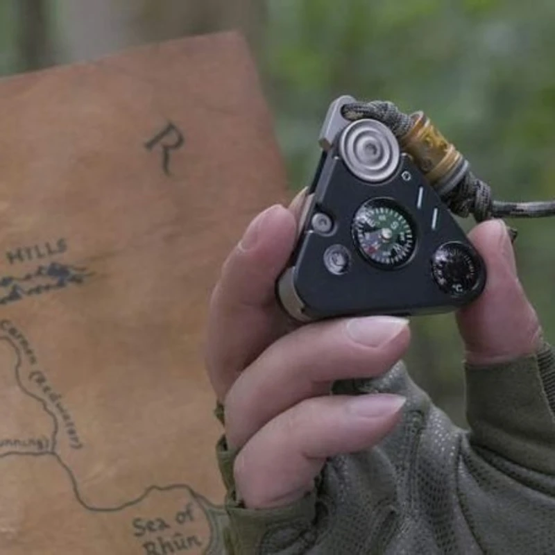 

Outdoor Compass EDC Multifunctional Keychain